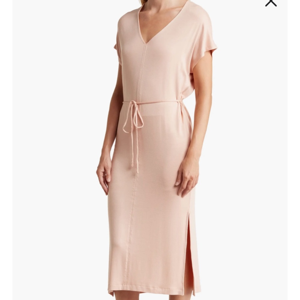 New💕Vince V-Neck Blush Dress